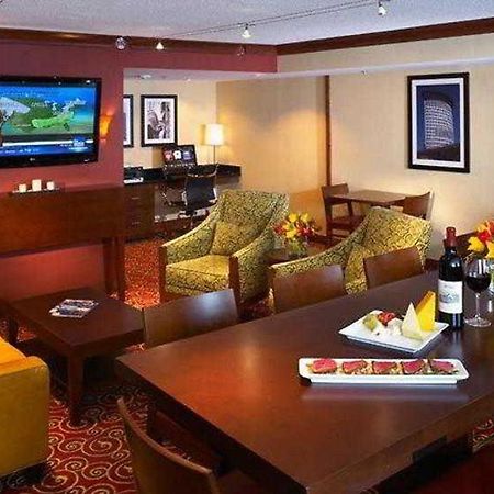 Wyndham Cleveland Airport Hotel Интериор снимка