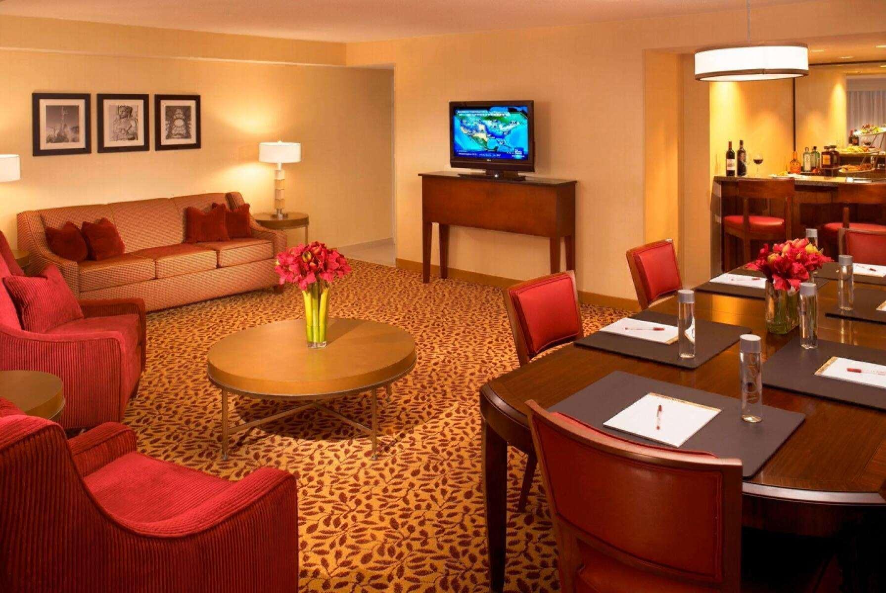 Wyndham Cleveland Airport Hotel Екстериор снимка