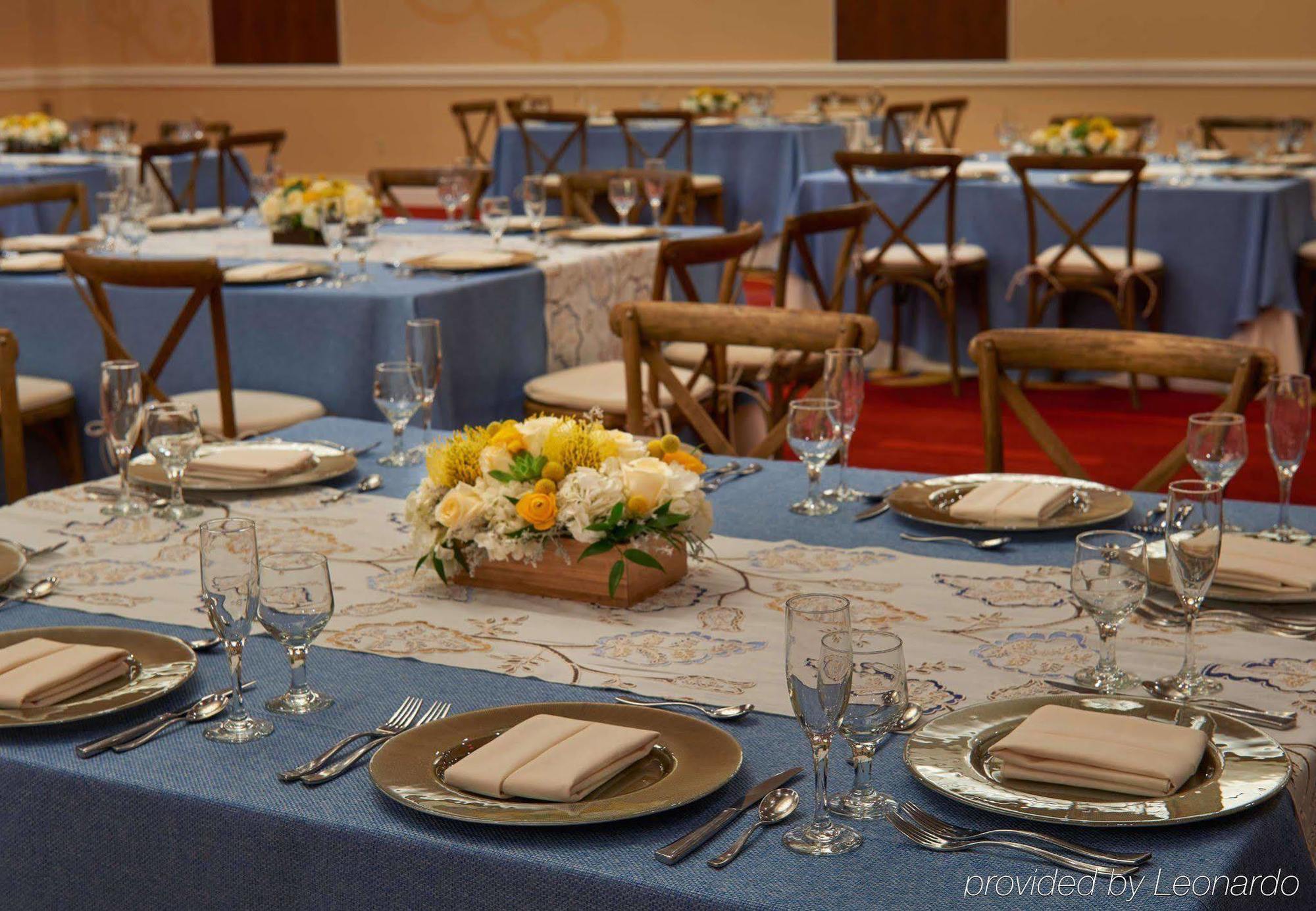 Wyndham Cleveland Airport Hotel Екстериор снимка