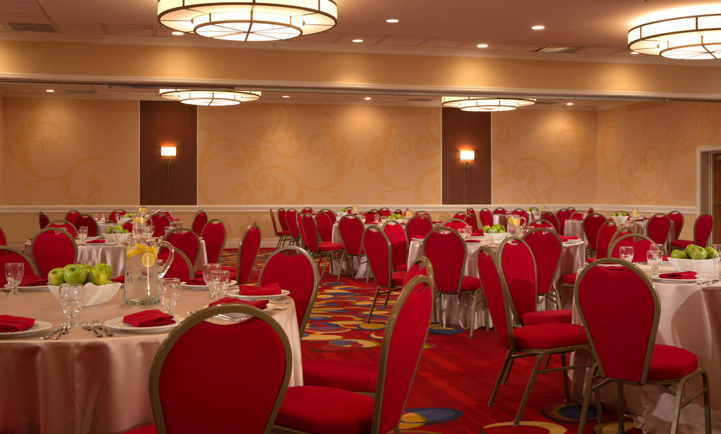 Wyndham Cleveland Airport Hotel Екстериор снимка