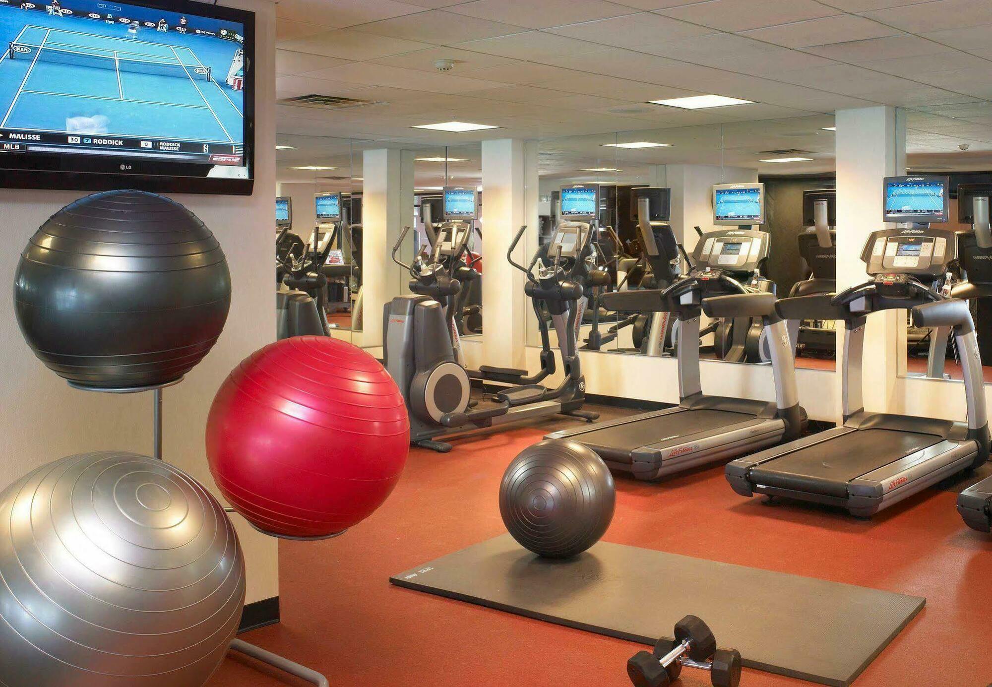 Wyndham Cleveland Airport Hotel Екстериор снимка