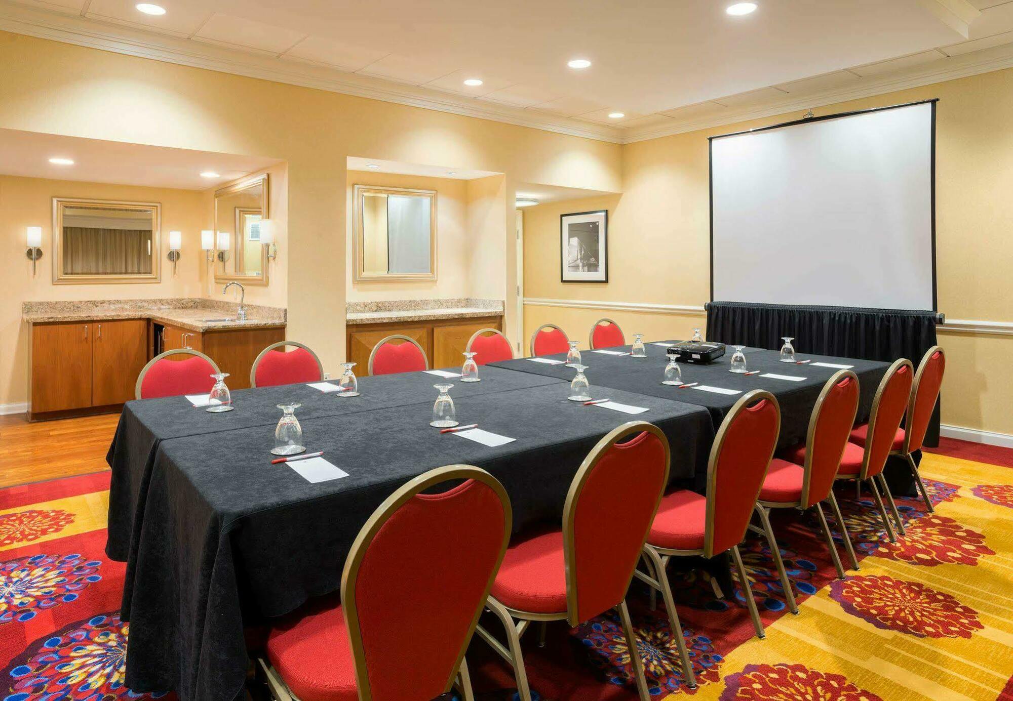 Wyndham Cleveland Airport Hotel Екстериор снимка